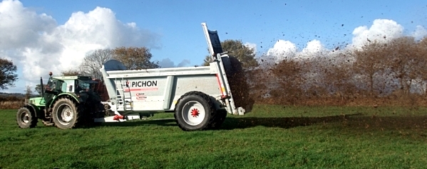 pichon nowy model rozrzutnika 1 Nowy system świateł roboczych z możliwością konfiguracji od VALTRA UNLIMITED