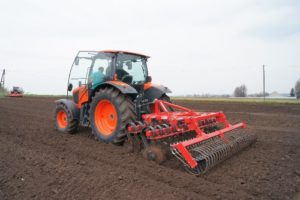 kubota pokazy 2014 300x200 Pokaz siły i uciągu w ciężkiej orce   John Deere 8430 + Kuhn Challenger   VIDEO