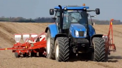 new holland t6.175 kverneland optima John Deere 6150R i siewnik MONOSEM podczas siewu kukurydzy (VIDEO)
