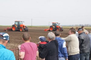 kubota pokazy 2014 1 300x200 Dwuskibowy pług obracalny dla małych gospodarstw firmy Agro Masz