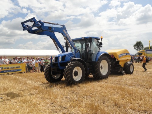 new holland demotour2014 1 Gąsienice gumowe SmartTrax™w kombajnach zbożowych New Holland serii CX i CR