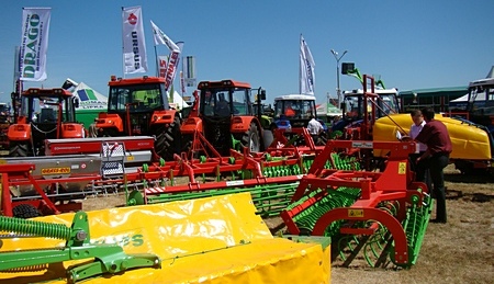 agro tech minikowo 2012 foto3 Laureatka konkursu odebrała ciągnik CLAAS