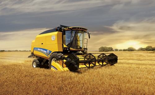 new holland tc5000 fotogaleria 2014 Wieczorne żniwowanie kombajnem New Holland TC56 (VIDEO)