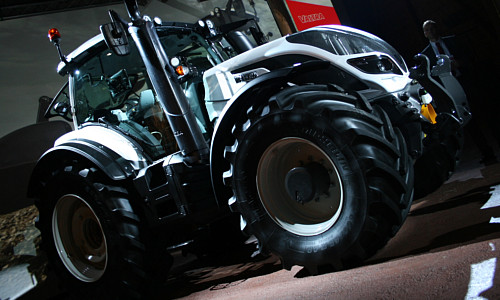 000 nowa valtra t 2015 prezentacja Kverneland Kultistrip   nowe modele składane hydraulicznie