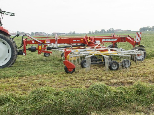 poettinger top 762 c classic Zgrabiarka taśmowa Pöttinger MERGENTO zdobywcą tytułu „FARM MACHINE 2023”