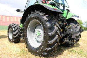 mitas premium 300x200 Marchewkowy potwór w akcji! Kombajn samobieżny Dewulf   VIDEO