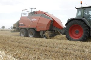 kuhn lb 300x200 Nowy flagowy model wielkogabarytowej prasy kostkującej marki Case IH na sezon 2020