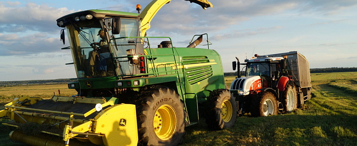 CGFP wtopa Steyr Ładowarka JCB Agri 531 70 i Steyr 4095 Kompakt podczas zwożenia siana   FOTO