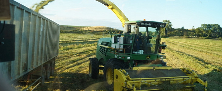 John Deere 7350 sieczkarnia CGFP UNIMOG U423   pokaz w Pronarze   FOTO