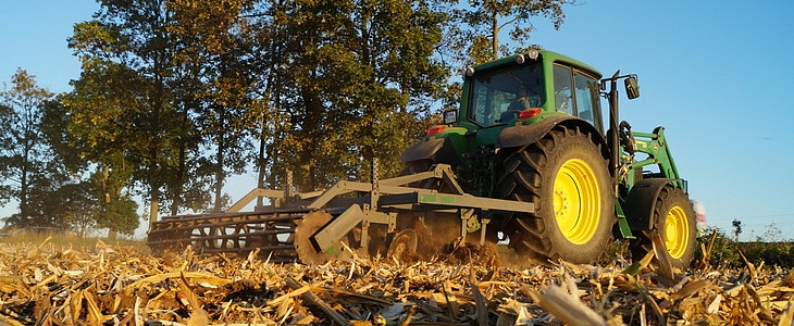 John Deere uprawa po kukurydzy Jesienny prace uprawowe   w akcji Massey Ferguson 7616 z agregatem
