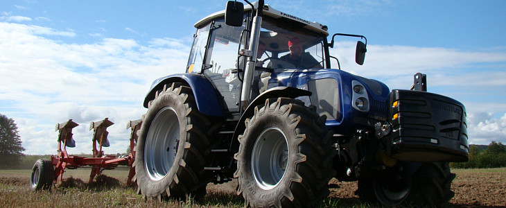 Farmtrac Pronar Metal Fach pokaz polowy film Kombajny Case IH 8230 w mokrej kukurydzy   FOTO