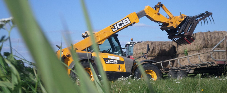JCB Steyr siano 2015 foto JCB 531 70 Agri i Steyr 4095 Kompakt zwożą kostki siana