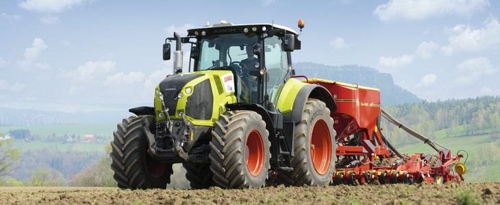 Claas Axion 870 nowosc 2016 Unimog U 423 w wersji rolniczej wjeżdża do Polski