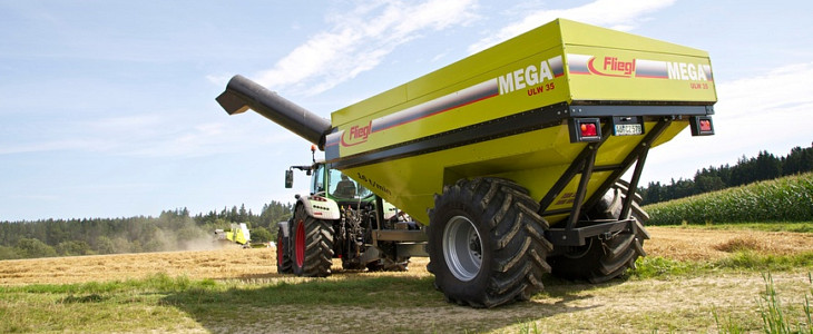 Fliegl Tracker John Deere 7310R i 8260R w uprawie pożniwnej   FOTO