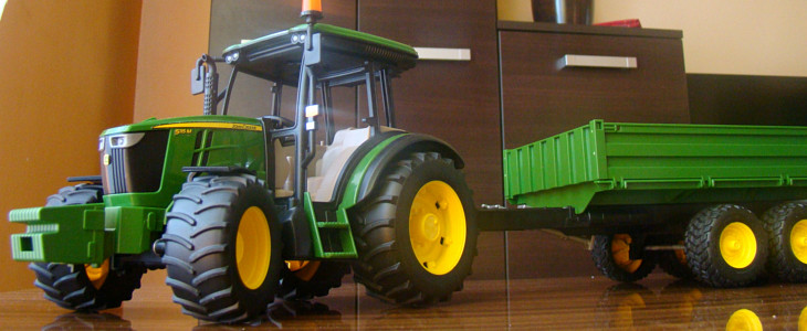 John Deere 5115M zabawka Bruder Case IH Optum 300 CVX – Traktor Roku 2017 w skali 1:32