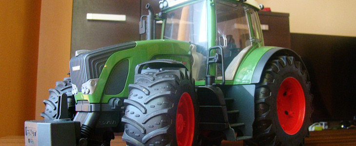 Fendt 936 Vario zabawka Bruder JOHN DEERE 5115M z przyczepą (Bruder) – uniwersalny pomocnik