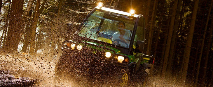 John Deere Gator do lasu Pöttinger HIT 16.18 T – przetrząsacz dla wymagających