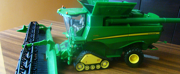 John Deere S690i model zabawka Britains JOHN DEERE 5115M z przyczepą (Bruder) – uniwersalny pomocnik