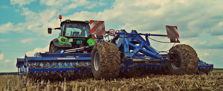 Deutz Fahr talerzowka Rolmako film DEUTZ FAHR 9340 TTV Warrior przed muzeum w Nowym Jorku wita zwiedzających wystawę „Obszary wiejskie a przyszłość”