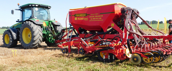 Strip Till uprawa pasowa Vaderstad Spirit Siew pasowy rzepaku. W polu Claas Axion 950 + Mzuri 6T SELECT   FOTO