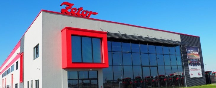 Zetor nowa siedziba Zwrotna zgrabiarka Pöttinger TOP 612