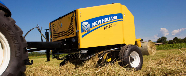 New Holland prasa BR120 Mokro ale walczą! W ciągniki Deutz Fahr i John Deere + Claas Jaguar 840   FOTO