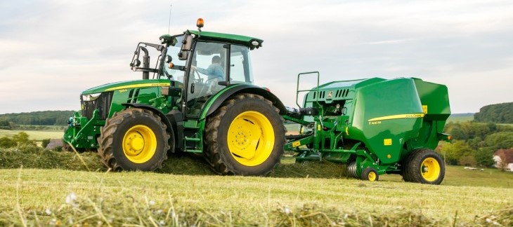 John Deere F441M Sieczkarnia John Deere 7350 i wielkie przyczepy z CGFP w zbiorze lucerny   FOTO