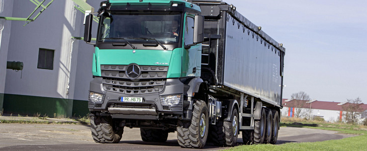 Mercedes Benz Arocs 2051 AK 44 agrotruck Kombajn Grimme Varitron 270 (354 KM) na polach w Parchaniu podczas zbioru marchewki   FOTO