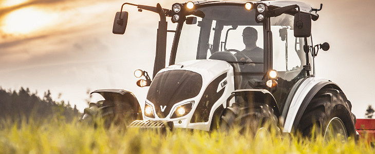 Valtra A104 HiTech Maszyna Roku 2017 Wapnowanie – podstawa dobrej gleby