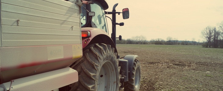 CGFP nawozy 2017 fim Sieczkarnia John Deere i wielkie przyczepy w zbiorze lucerny (VIDEO)