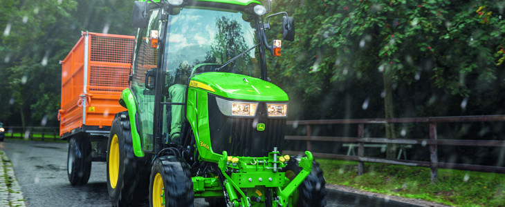 John Deere traktory komunalne Maszyny John Deere na polskich stadionach