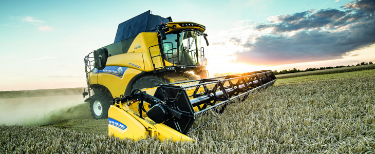 New Holland CR Revelation Wieczorne żniwowanie kombajnem New Holland TC56 (VIDEO)