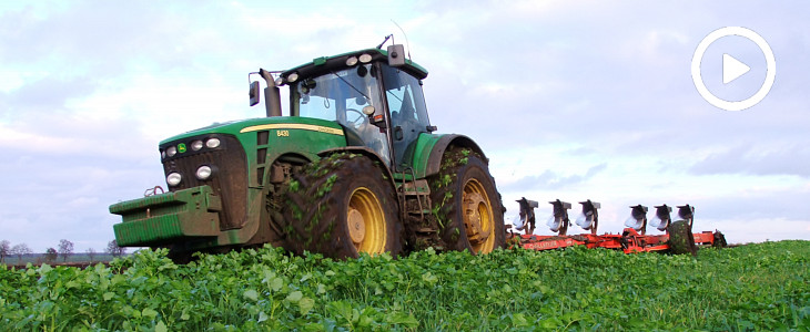 John Deere 8430 Kuhn jesienna orka 2017 film Sierpień ze zmianami na podium sprzedaży ciągników