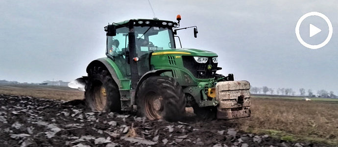 W ciężkiej zimowej orce: John Deere 6140R + 5 skib od Kverneland