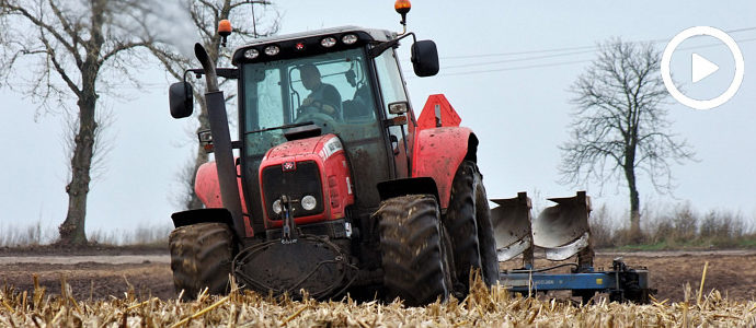 W zimowej błotnej orce: Massey Ferguson 6495 z pługiem Overum