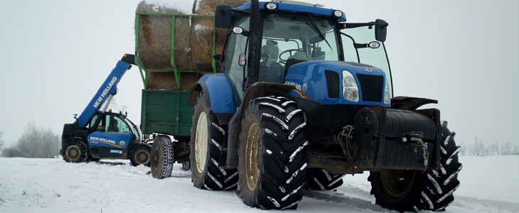 New Holland Blue Team zimowy transport slomy foto John Deere 6930 + Rauch Axis, John Deere 6155M i JCB i wiosenne nawozy   FOTO