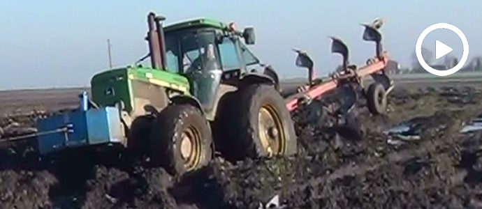 Wtopa lokomotywy! John Deere 4755 w ciężkiej orce - VIDEO