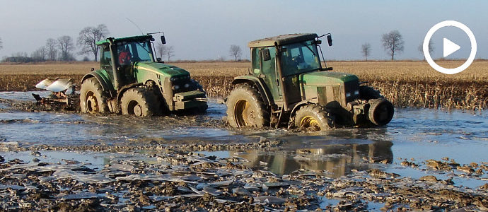 Ciężka orka na dwa jelenie + rozrzucane obornika - VIDEO