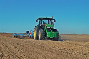 DSC01085 300x200 John Deere 6195M i 8230 + Farmet Kompaktomat w pustynnej uprawie 2019 – FOTO