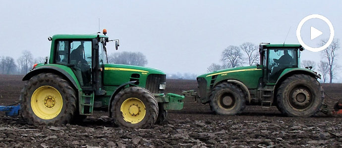 Wiosenne włókowanie na 18 m. W polu ciągniki John Deere - VIDEO