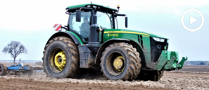 John Deere 8400R – 435 zielonych koni galopuje po polu - VIDEO