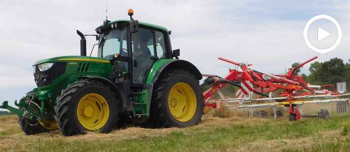 John Deere 6120M + zgrabiarka Pöttinger TOP 812 – zgrabny zestaw formujący pokos