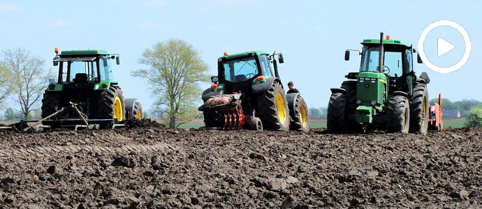 Legendarne ciągniki John Deere 4255, 3650, 6630 ciągle w akcji - VIDEO