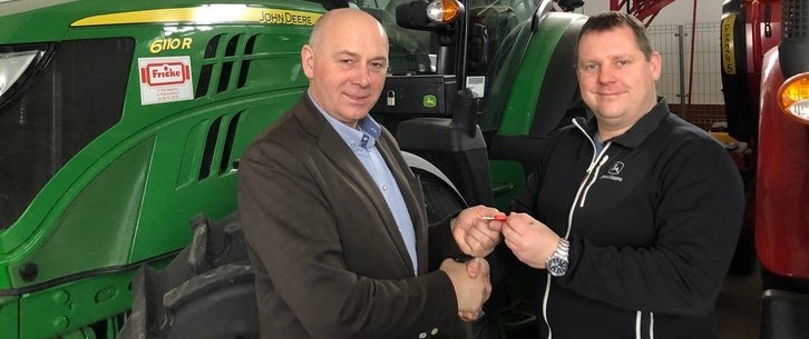 wspolpraca dealera maszyn z placowkami oswiatowymi od lewej dyr dariusz charubin i sebastian bartkowicz  John Deere: Fricke Maszyny Rolnicze z nowym obszarem działania