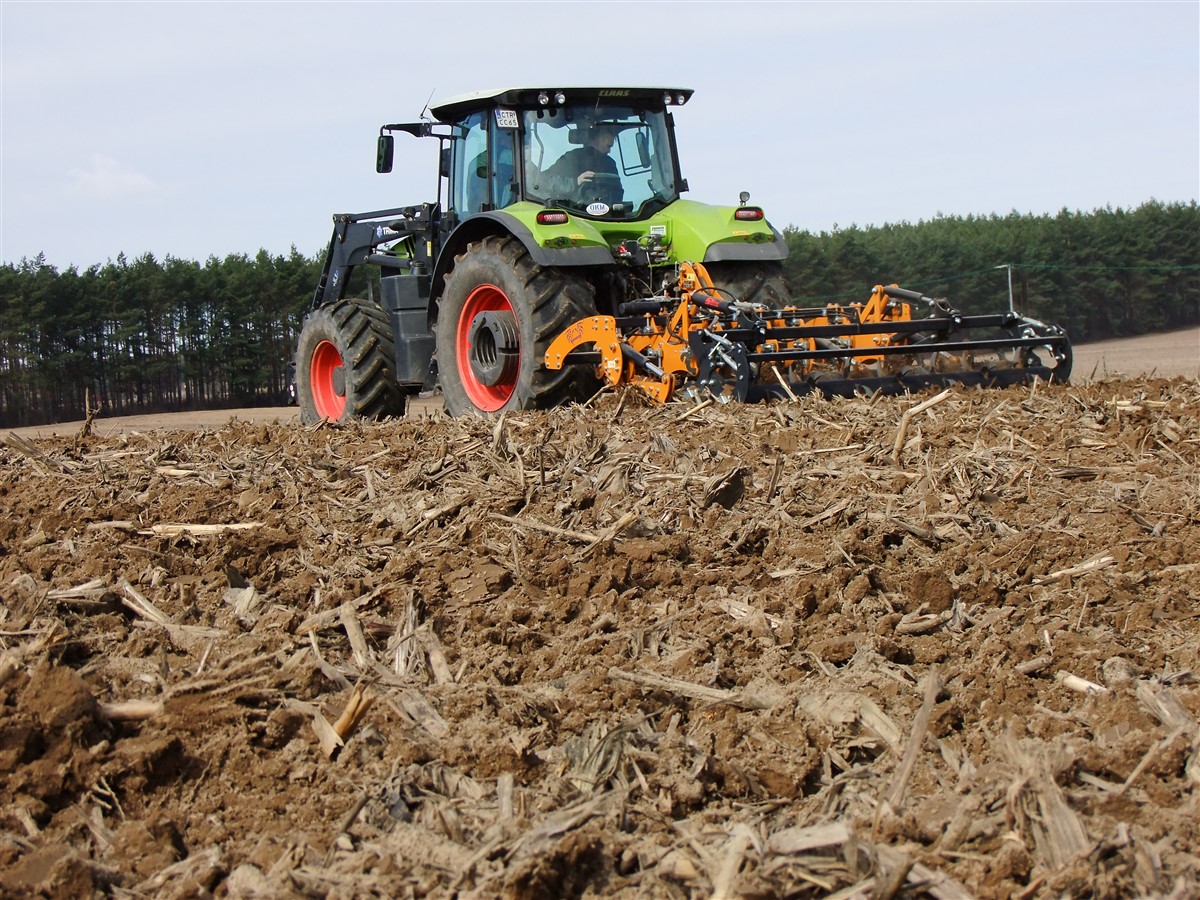 DSCF7012 Claas Arion 510 i Kuhn Premia 300   siew łubinu 2018   FOTO
