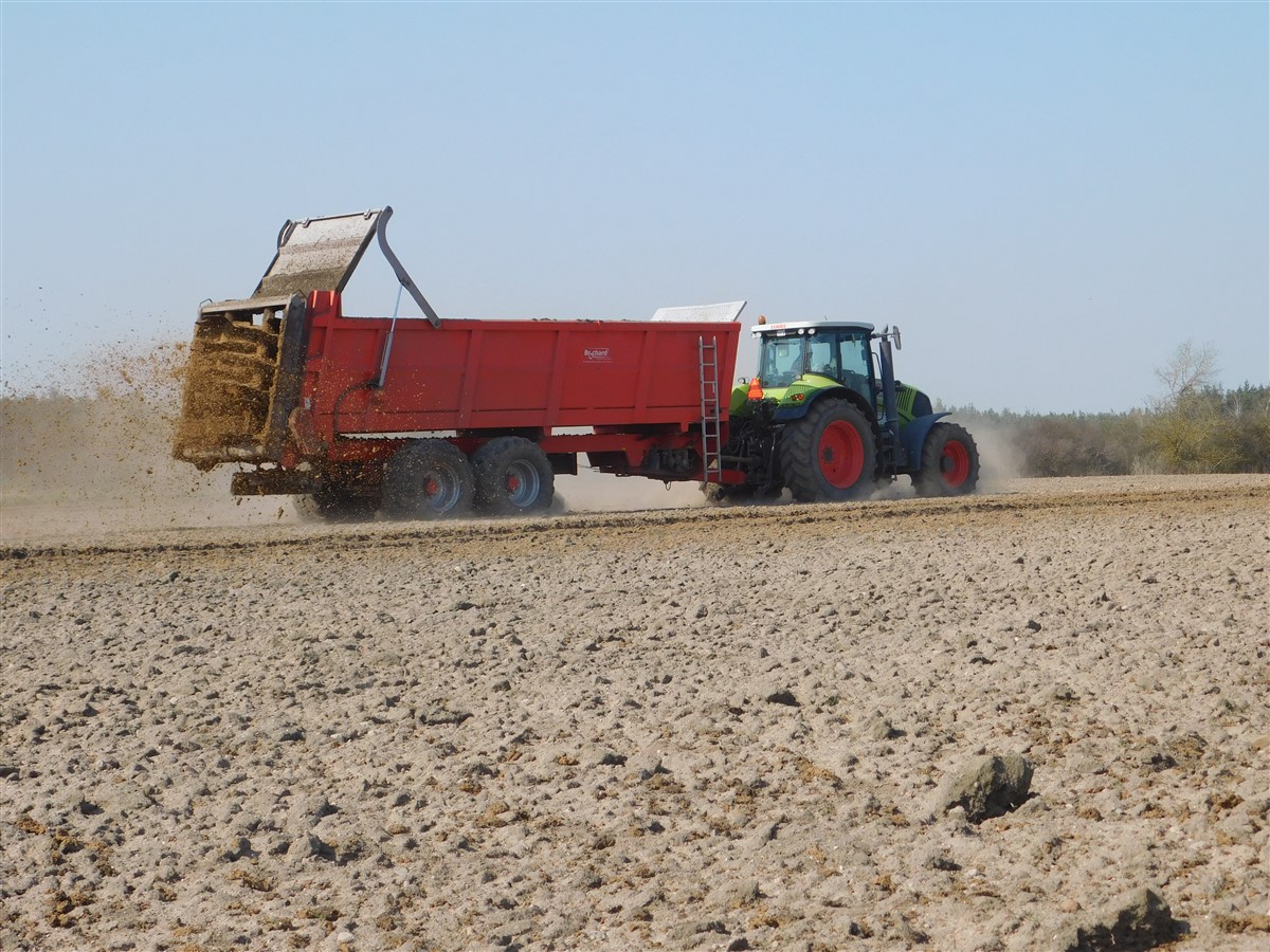 DSCN6830 Claas Axion 920 i New Holland T8020 w uprawie przedsiewnej w RZD Minikowo   FOTO