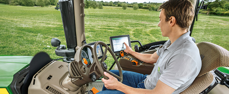 John Deere komfortowa kabina Przyczepa niskopodwoziowa Fliegl ZTS 200   zwiększa mobilność sprzętu rolniczego