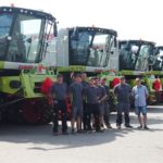 Dyrektor Gospodarstwa wraz z operatorami przed zakupionymi kombajnami CLAAS Lexion. 150x150 Zakup sześciu kombajnów CLAAS LEXION 750   o wyborze zdecydował test polowy