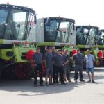 Dyrektor Gospodarstwa wraz z operatorami przed zakupionymi kombajnami CLAAS Lexion. 150x150 Zakup sześciu kombajnów CLAAS LEXION 750 – o wyborze zdecydował test polowy