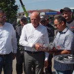 Uroczyste przekazanie kluczyków Dyrektorowi gospodastwa przez Prezesa Andrzeja Przepiórkę z firmy Ulenberg. 150x150 Zakup sześciu kombajnów CLAAS LEXION 750   o wyborze zdecydował test polowy